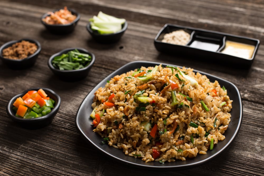arroz frito no prato na mesa do restaurante (zhu difeng) s