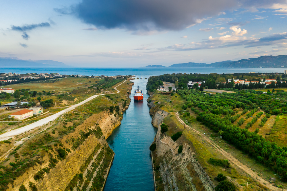 navio-passando-através-do-canal-de-corinto-na-grecia-YT3MGDU