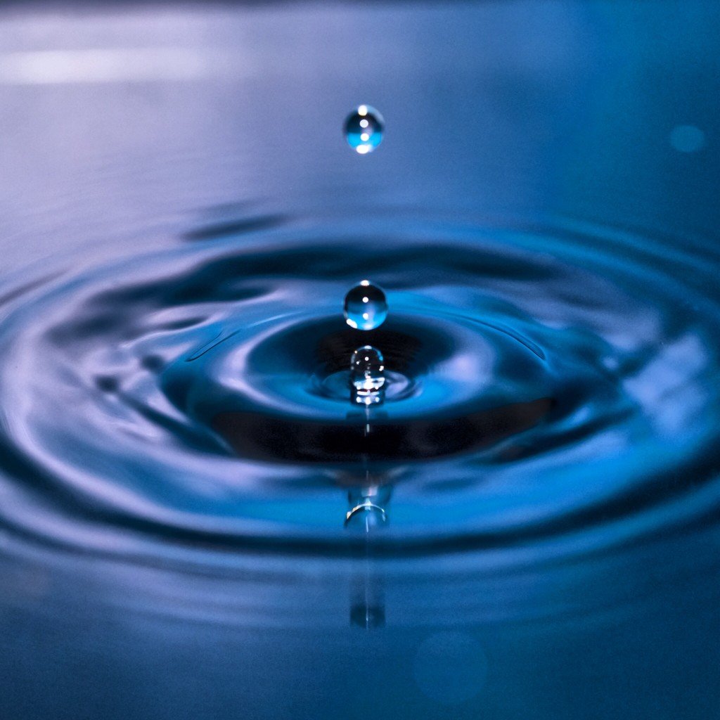 drop-of-liquid-falling-into-water_t20_wNlNye