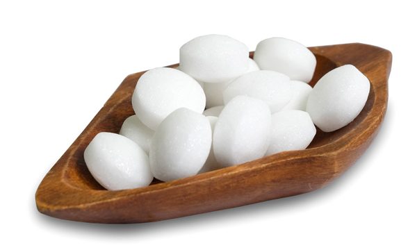 white-naphthalene-balls-in-a-wooden-bowl-isolated-on-a-white-background_t20_nLzKQP