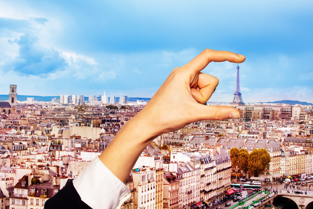 Hand,Hold,Between,Fingers,Eifel,Tower,In,Paris