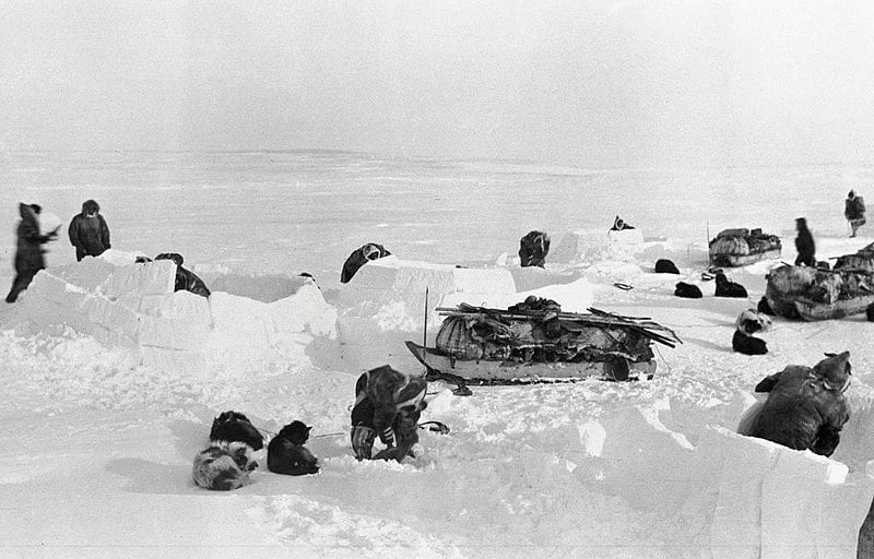 Cobre Inuit construindo vila de iglu