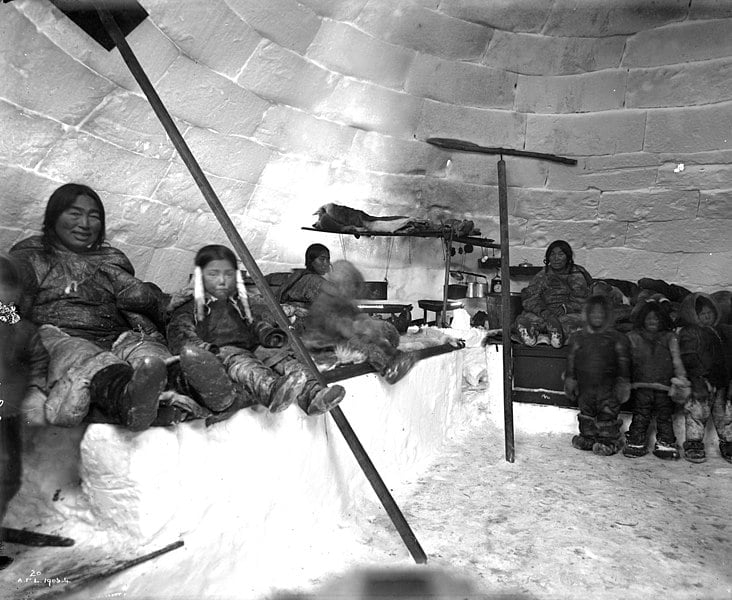Inuit dentro da casa de neve em Cape Fullerton