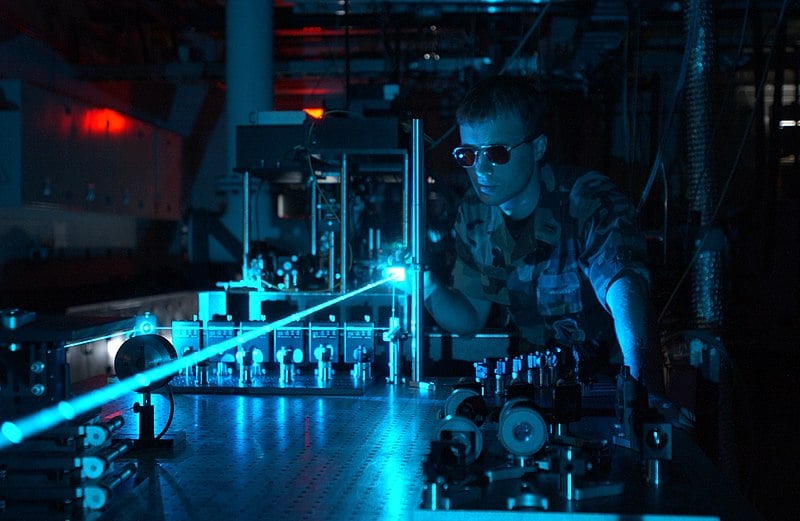 Experiência de laser militar