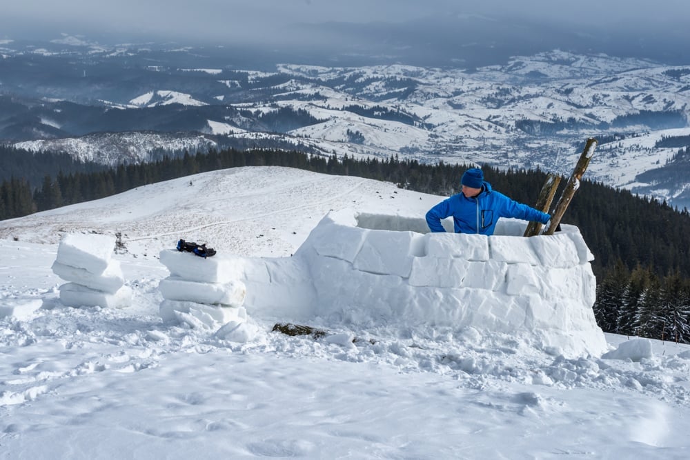 construção de iglu na alta montanha
