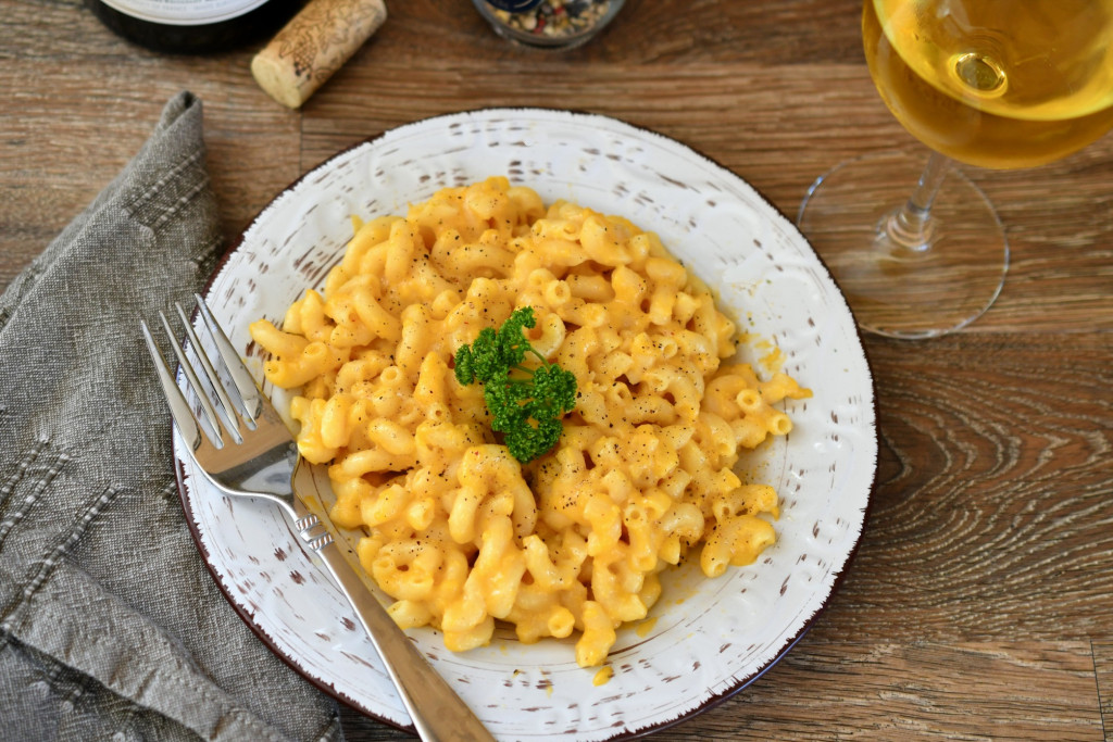 overhead-view-of-a-home-cooked-meal-of-mac-and-cheese-with-a-glass-of-white-chardonnay-wine-pasta_t20_OpxExL