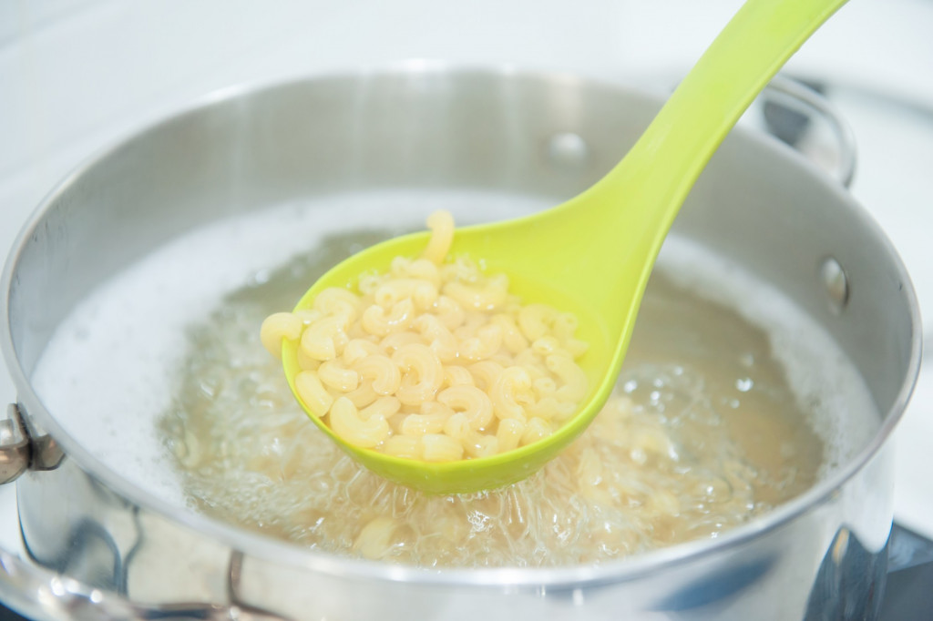 preparing-cook-pasta-in-a-pot-with-boiling-water-in-the-kitchen_t20_dx839n