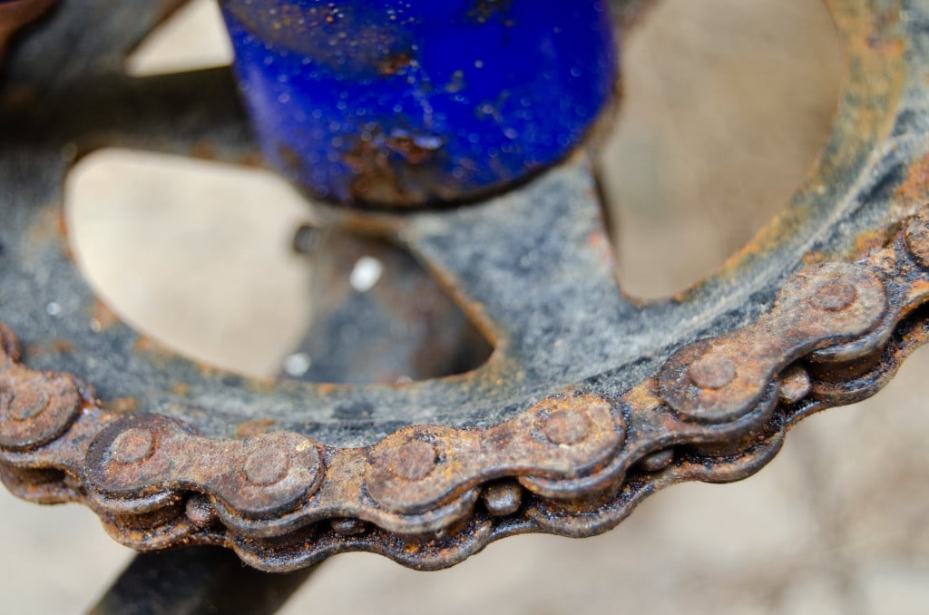 rusty-chain-on-old-kids-bike-close-up-old-and-dirty-bike_t20_ax6k3x