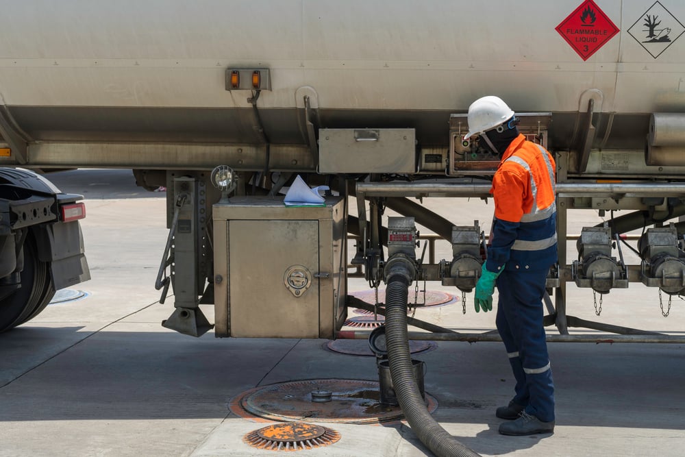 A,Cisterna,Caminhão,Motorista,Entrega,Gasolina,Para,A,Gás,Estação