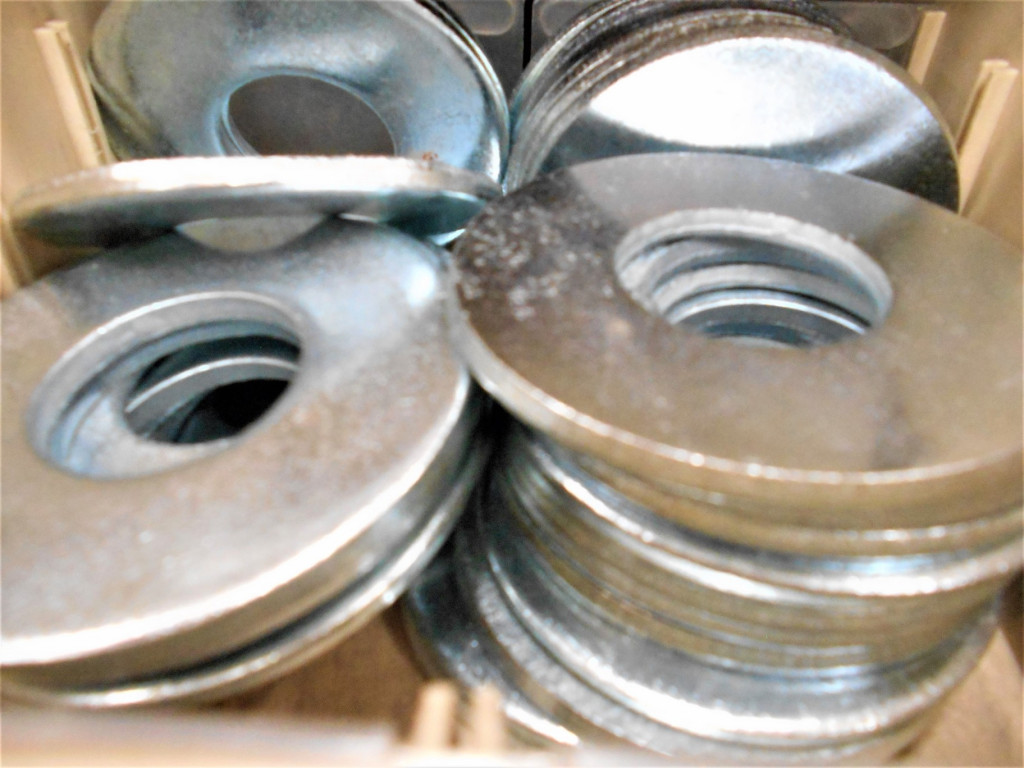 bright-shiny-silver-washers-used-with-nuts-and-bolts-in-construction_t20_rLbyKX