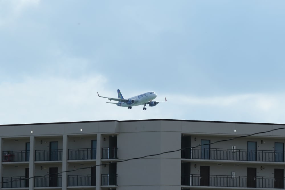 Spirit,Airlines,Airbus,Passenger,Jet,With,Old,Logo,Flying,Low