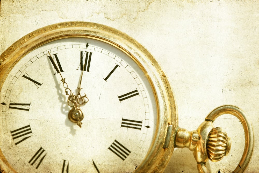 Old,Golden,Clock,On,Vintage,Background