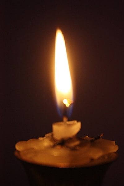 400px-Candle_light_source