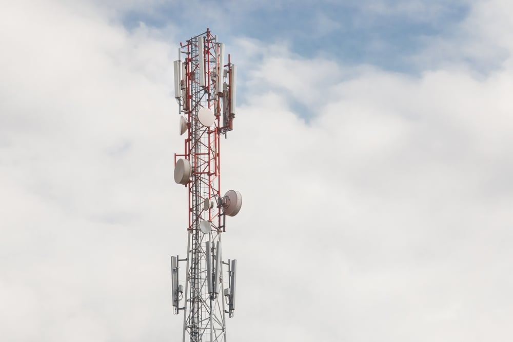 Mobile,Communication,Network,Communication,Tower,With,Antens,On,The,Background